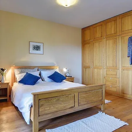 Lucia Comfortable *